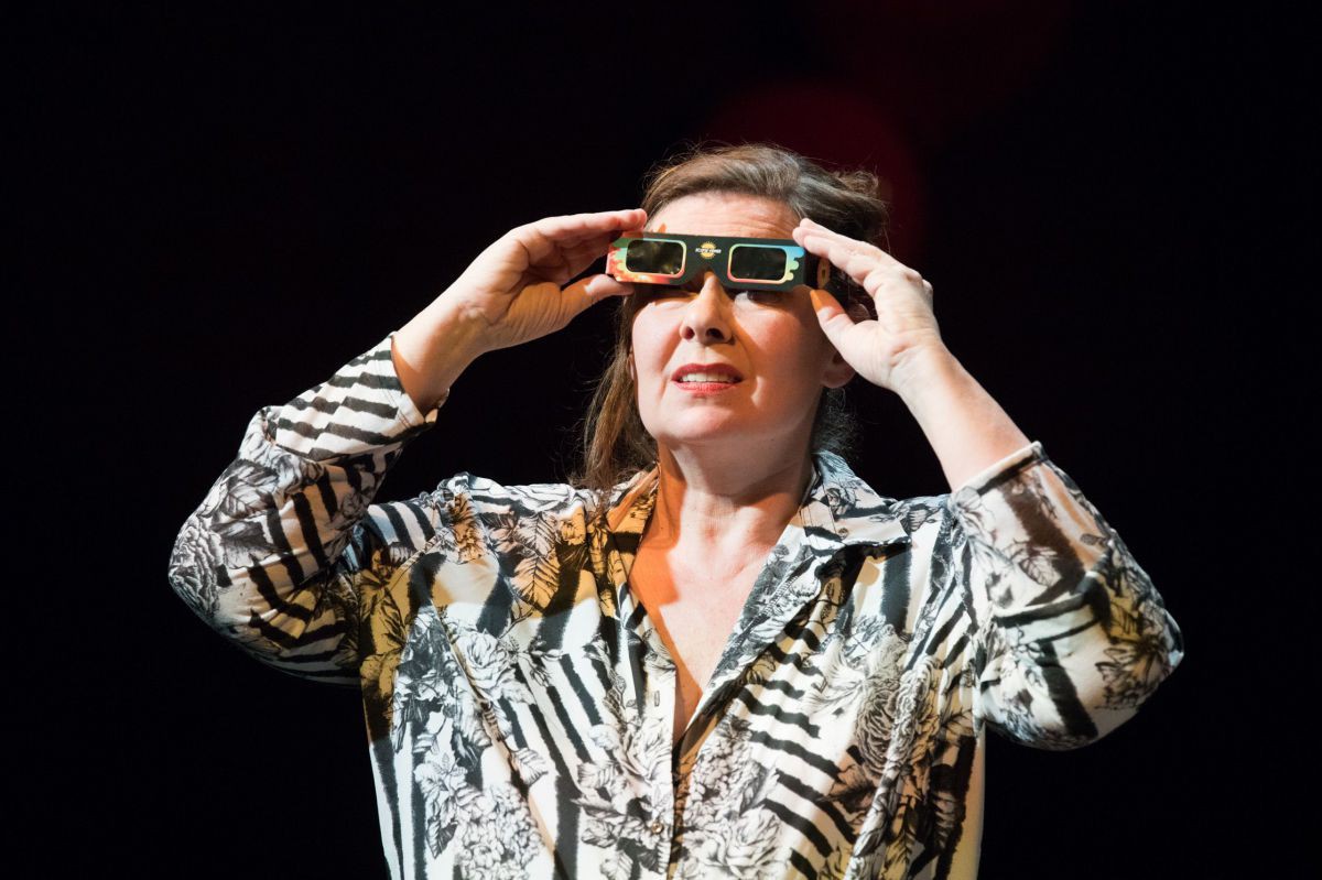 Petra Strasser mit Sonnenfinsternisbrille, Unterm Strich, TAG Theater