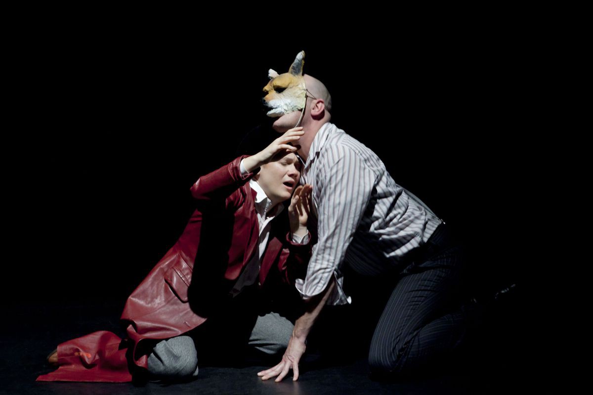 Julia Schranz und Alexander Braunhsör mit Fuchs-Maske, Die Inseln des Dr. Moreau, TAG Theater 