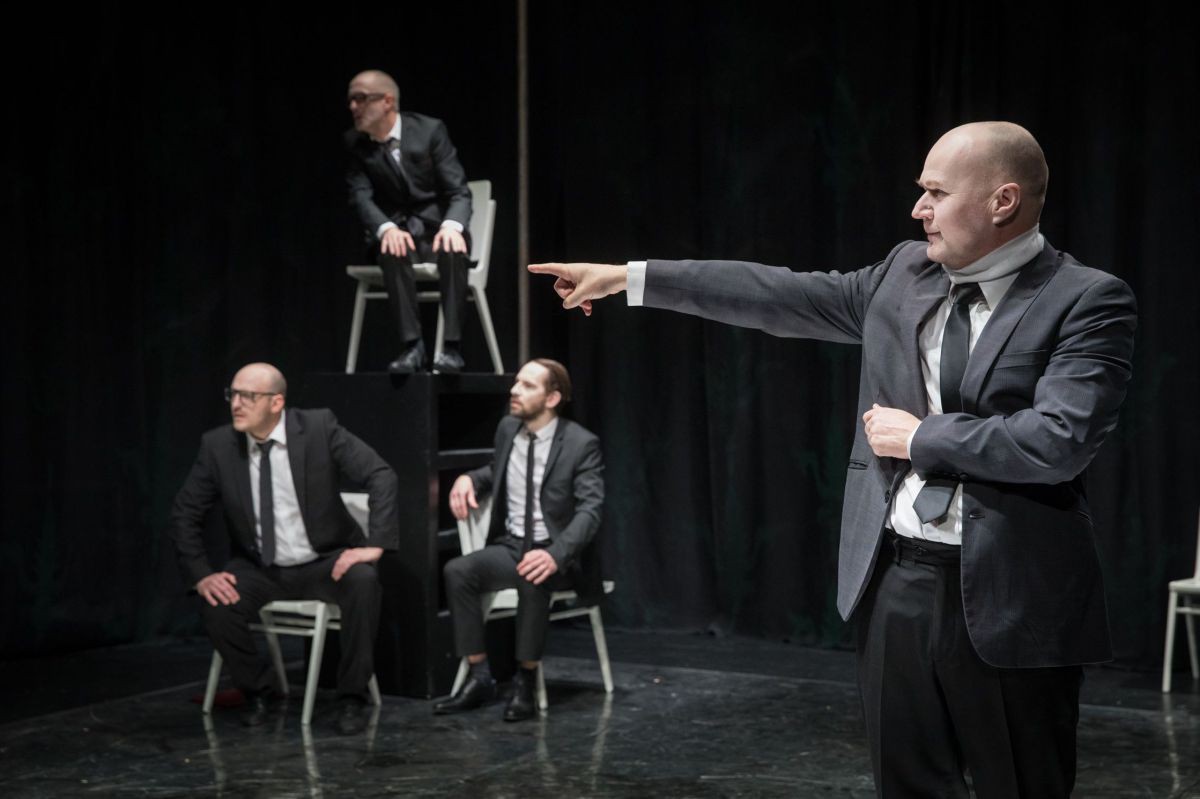 © Anna Stöcher Alexander Braunshör, Jens Claßen, Sven Kaschte und Georg Schubert im Anzug, (Ein) Kätchen.Traum, TAG Theater