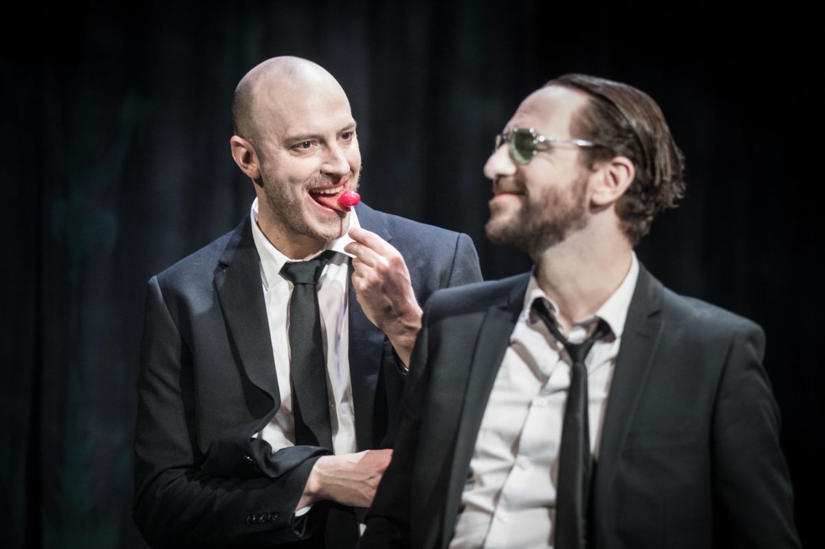 © Anna Stöcher Alexander Braunshör mit Lolli und Sven Kaschte mit Sonnenbrille, (Ein) Kätchen.Traum TAG Theater