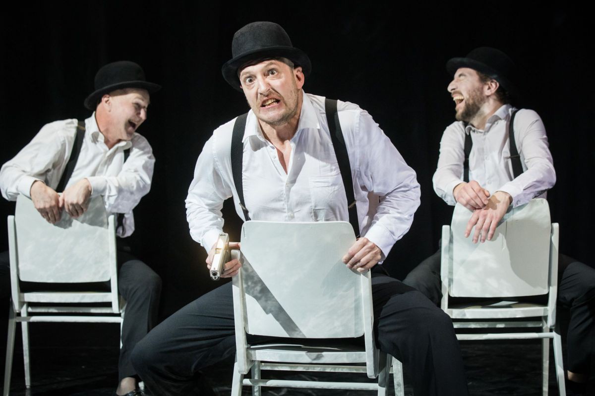 © Anna Stöcher Georg Schubert, Alexander Braunshör und Sven Kaschte mit Hüten und Hosenträgern, (Ein) Kätchen.Traum, TAG Theater