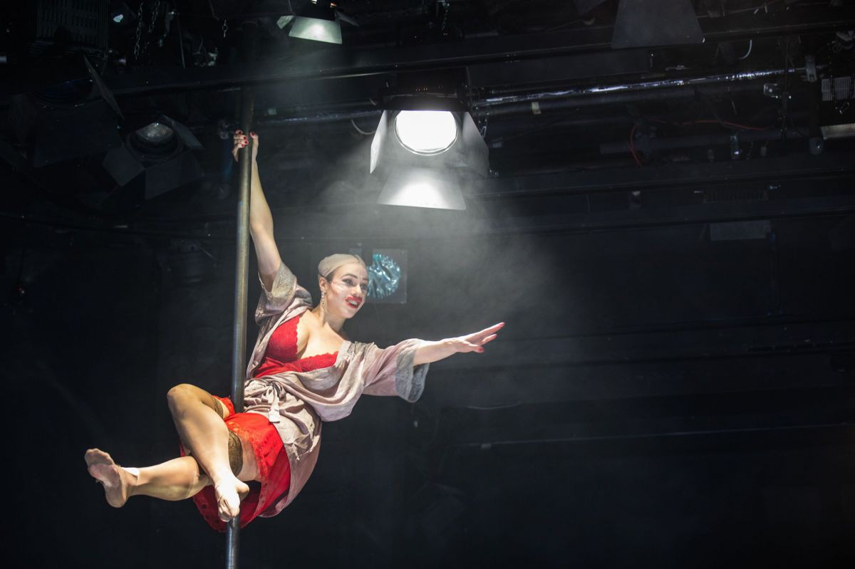 © Anna Stöcher Elisabeth Veit schwebend an Stange, (Ein) Kätchen.Traum, TAG Theater