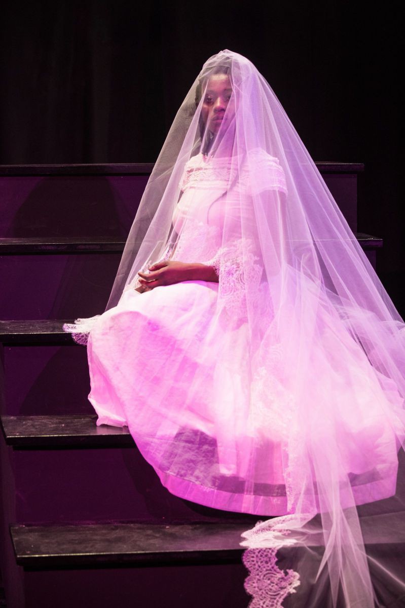 © Anna Stöcher Nancy Mensah-Offei in Brautkleid mit Schleier, (Ein) Kätchen.Traum, TAG Theater