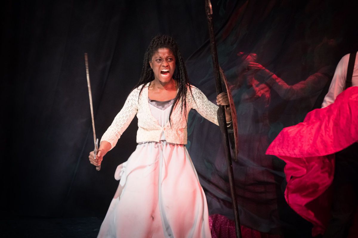 © Anna Stöcher Nancy Mensah-Offei mit Schwert und Lanze, (Ein) Kätchen.Traum, TAG Theater