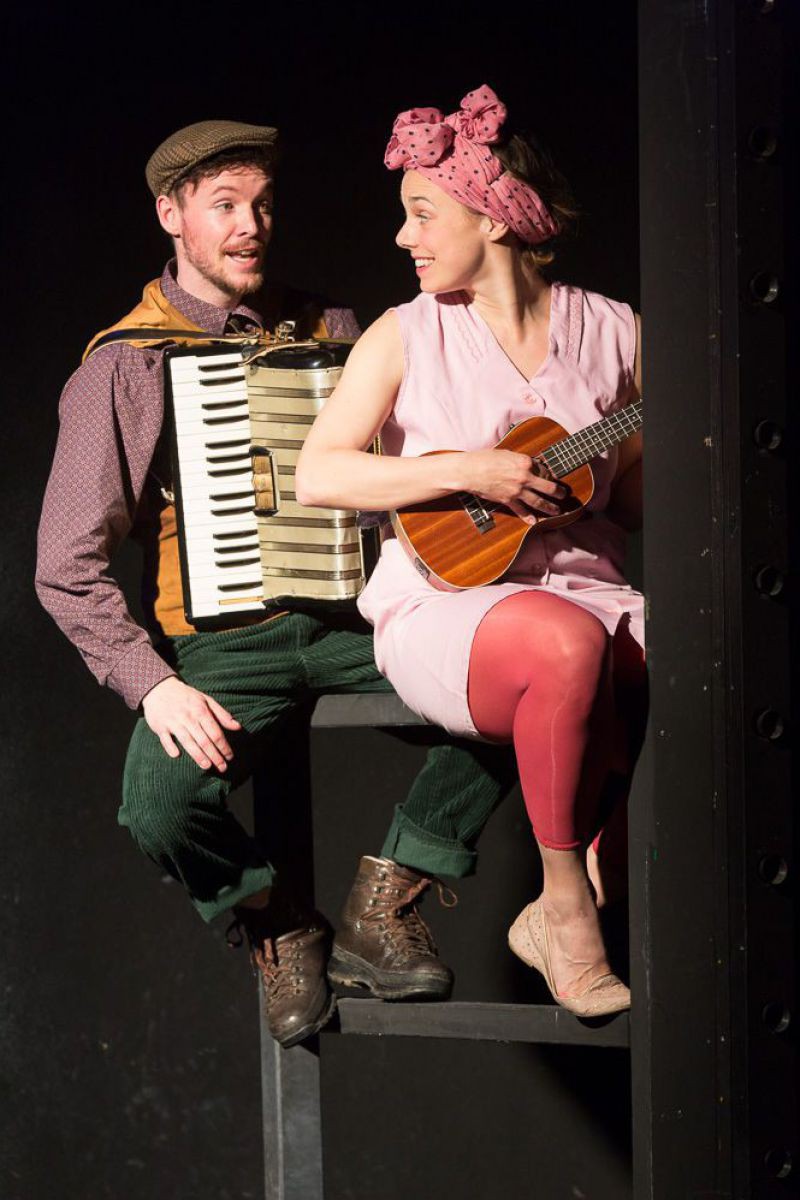 © Anna Stöcher Raphael Nicholas mit Akkordeon und Elisabeth Veit mit Ukulele, Bluad, Rotz und Wossa TAG Theater
