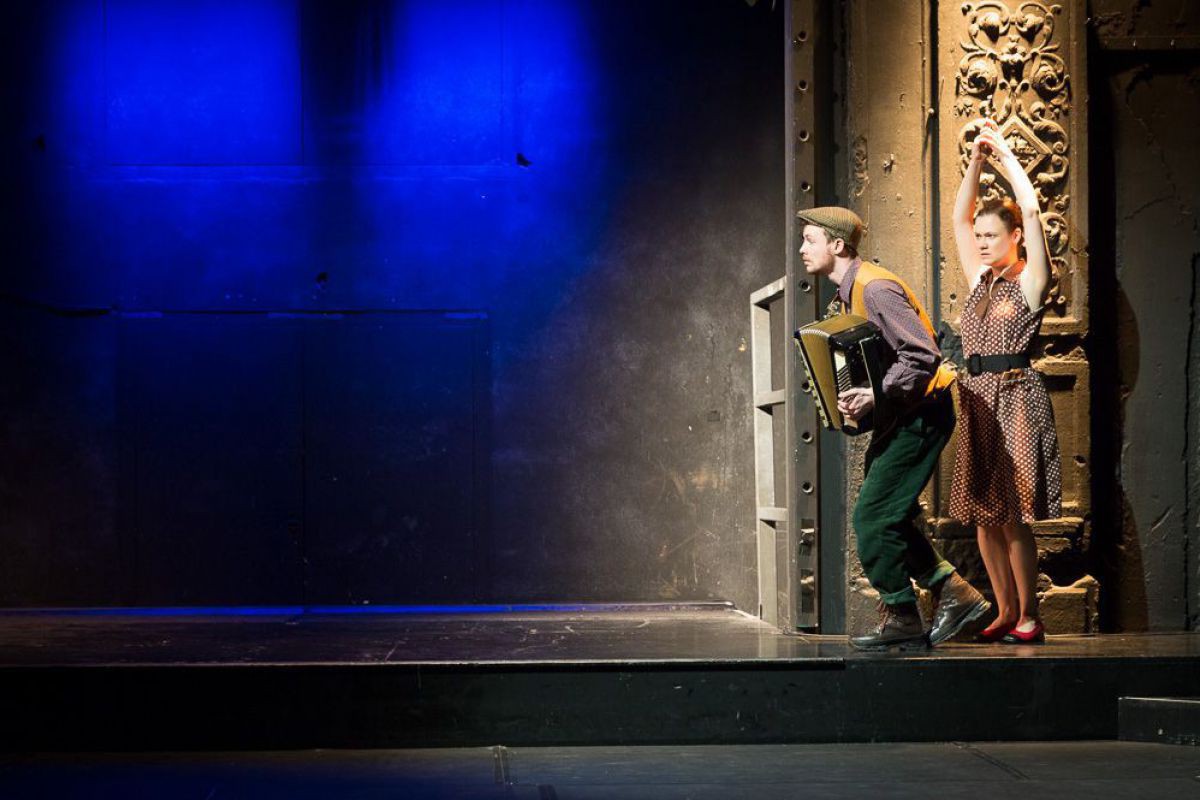 © Anna Stöcher Raphael Nicholas mit Akkordeon und Julia Schranz, Bluad, Rotz und Wossa, TAG Theater