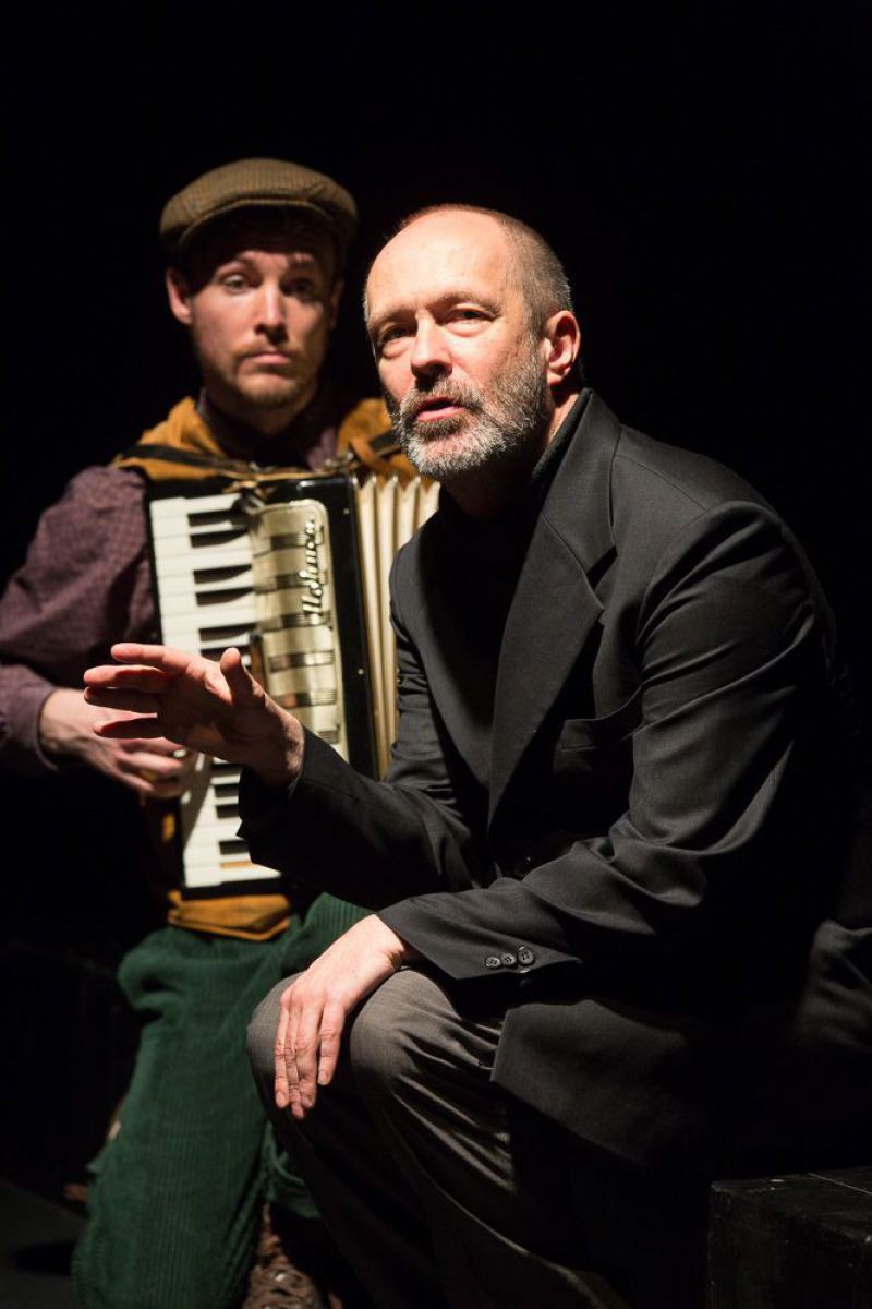 © Anna Stöcher Raphael Nicholas mit Akkordeon und Jens Claßen, Bluad, Rotz und Wossa, TAG Theater