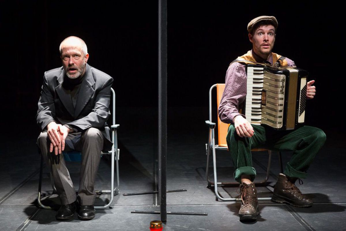 © Anna Stöcher Jens Claßen und Raphael Nicholas mit Akkordeon, Bluad, Rotz und Wossa TAG Theater