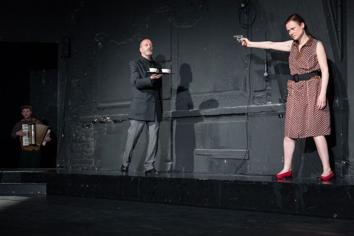 © Anna Stöcher Raphael Nicholas mit Akkordeon, Jens Claßen mit Tableau und Julia Schranz mit Waffe, Bluad, Rotz und Wossa, TAG Theater