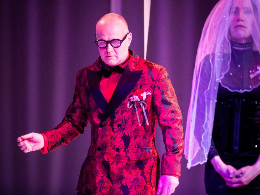 Georg Schubert in Anzug, Michaela Kaspar mit Schleier, Reigen, TAG Theater Georg Schubert in Anzug, Michaela Kaspar mit Schleier, Reigen, TAG Theater