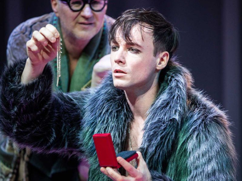Georg Schubert und Raphael Nicholas mit Champagner und Schmuck, Reigen, TAG Theater Georg Schubert und Raphael Nicholas mit Champagner und Schmuck, Reigen, TAG Theater