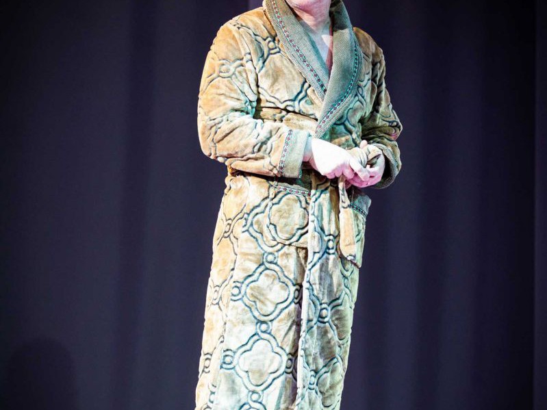 Georg Schubert in Bademantel, Reigen, TAG Theater Georg Schubert in Bademantel, Reigen, TAG Theater