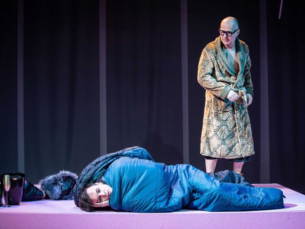 Raphael Nicholas in Schlafsack und Georg Schubert in Bademantel, Reigen, TAG Theater Raphael Nicholas in Schlafsack und Georg Schubert in Bademantel, Reigen, TAG Theater