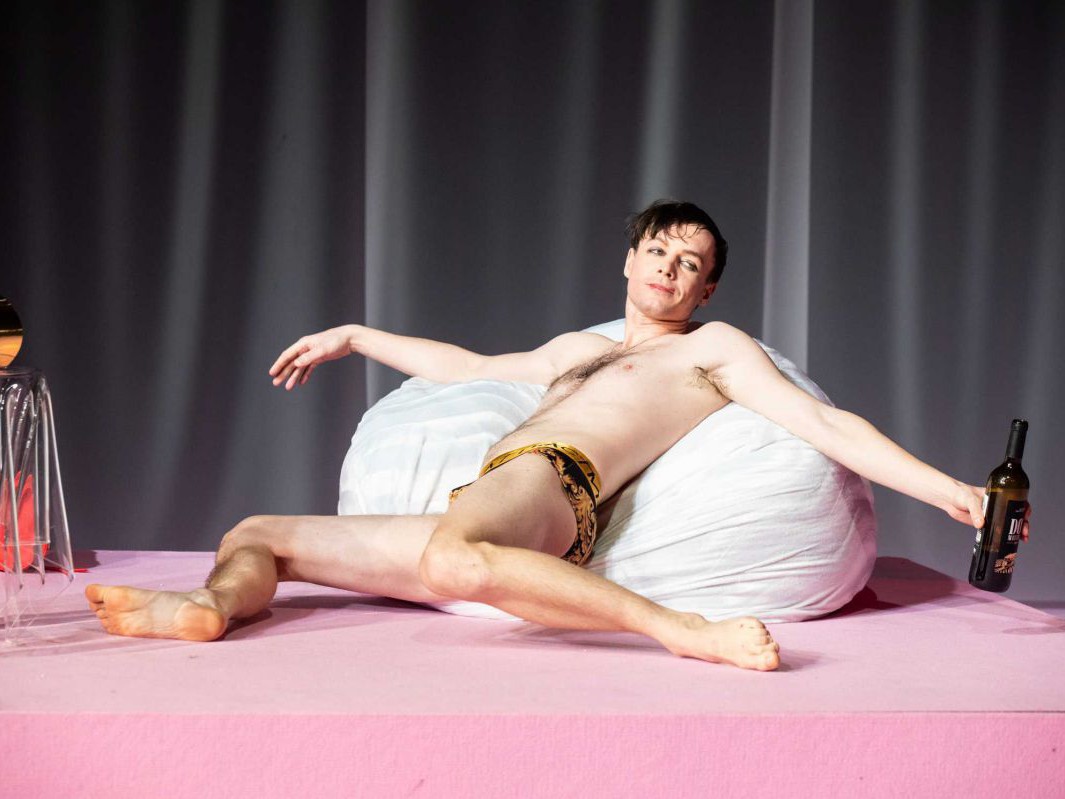 Raphael Nicholas auf Sitzsack mit Wein, Reigen, TAG Theater Raphael Nicholas auf Sitzsack mit Wein, Reigen, TAG Theater