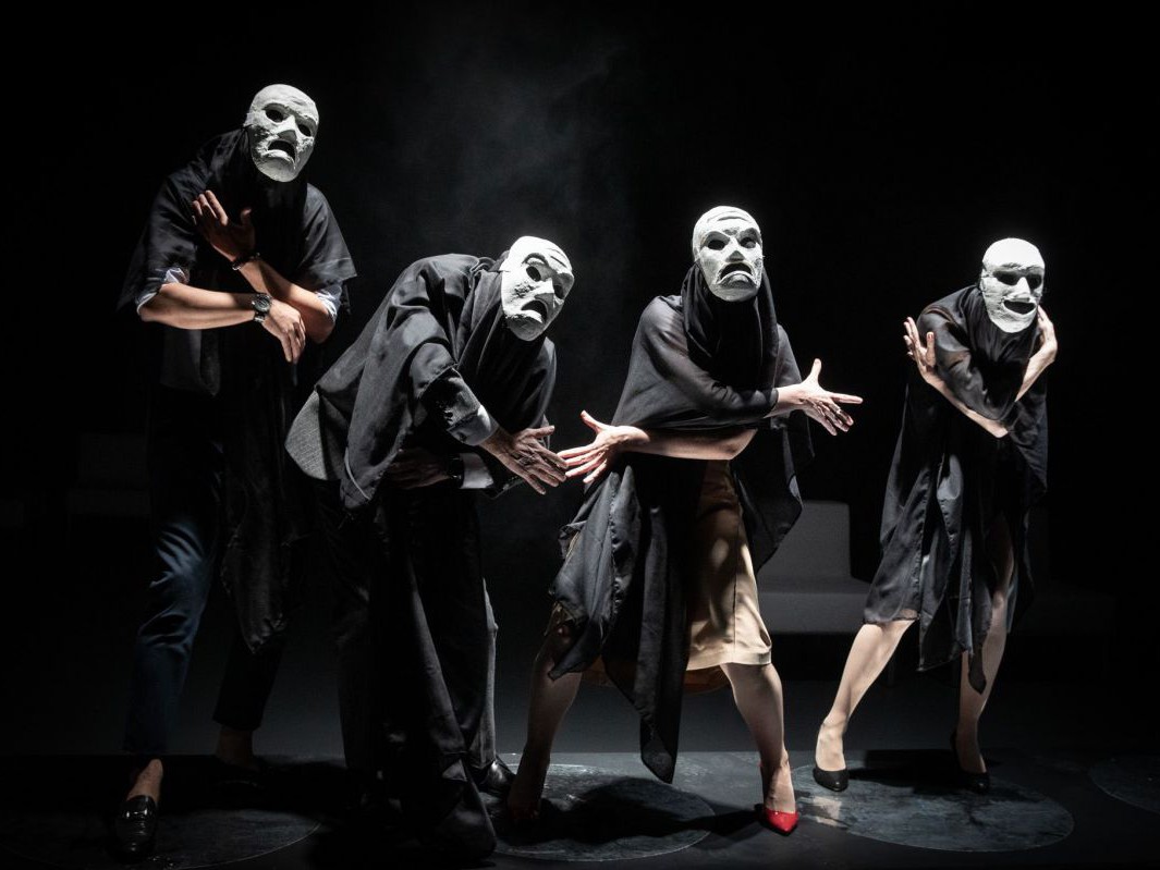 Julian Loidl, Jens Claßen, Lisa Schrammel, Michaela Kaspar, Masken, Chor, Medea, TAG Theater Julian Loidl, Jens Claßen, Lisa Schrammel, Michaela Kaspar, Masken, Chor, Medea, TAG Theater