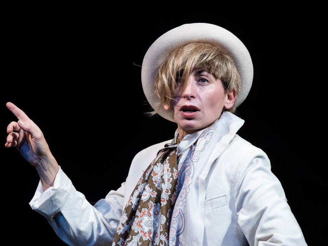 Anna Mendelssohn mit Perücke und Hut in Dorian Gray, TAG Theater Anna Mendelssohn mit Perücke und Hut in Dorian Gray, TAG Theater