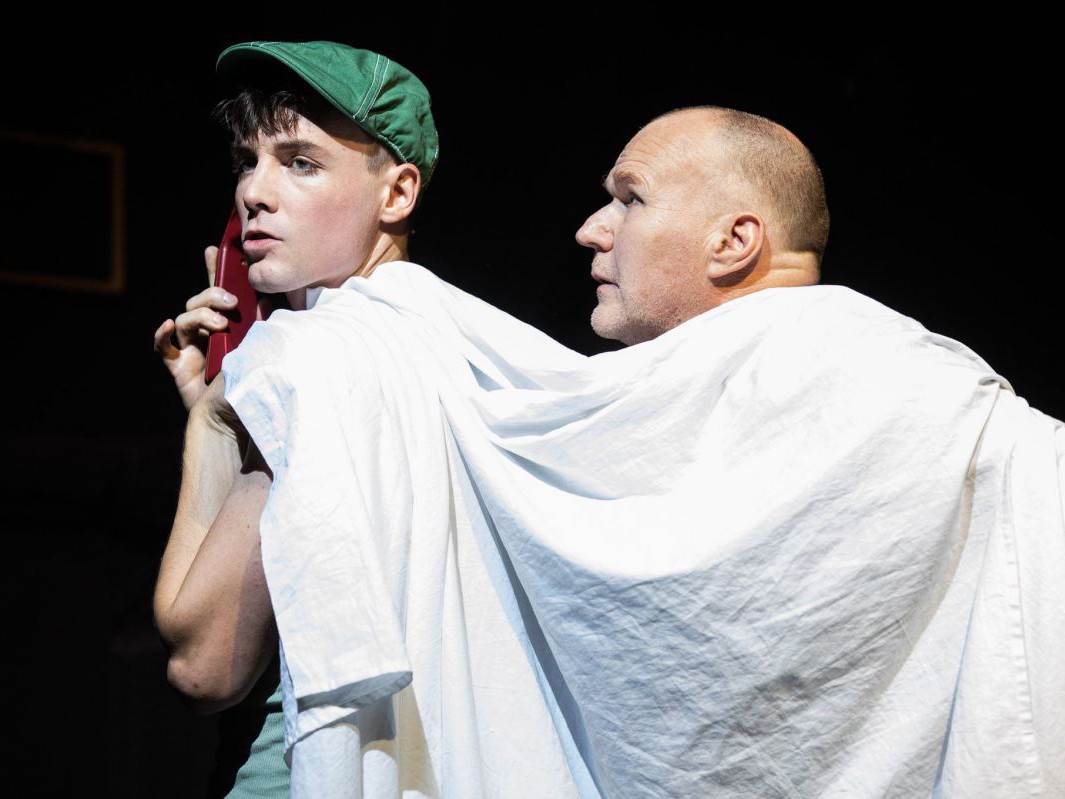 Raphael Nicholas und Georg Schubert mit Bettlaken und Telefon, Dorian Gray, TAG Theater Raphael Nicholas und Georg Schubert mit Bettlaken und Telefon, Dorian Gray, TAG Theater