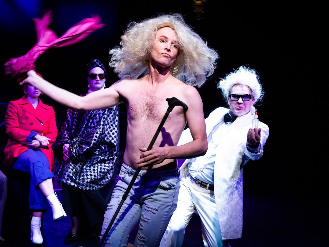 Raphael Nicholas und Georg Schubert mit Perücke in Dorian Gray, TAG Theater Raphael Nicholas und Georg Schubert mit Perücke in Dorian Gray, TAG Theater