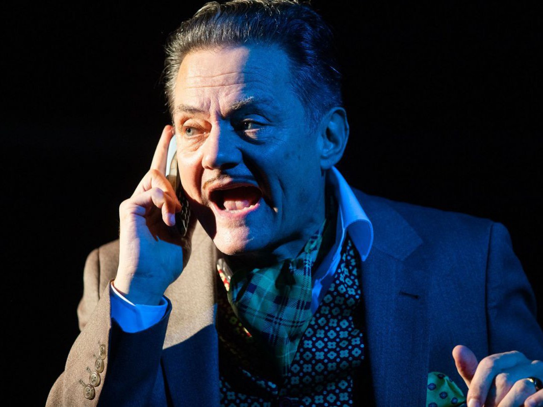 Alexander E. Fennon am Telefon in Dorian Gray, TAG Theater Alexander E. Fennon am Telefon in Dorian Gray, TAG Theater