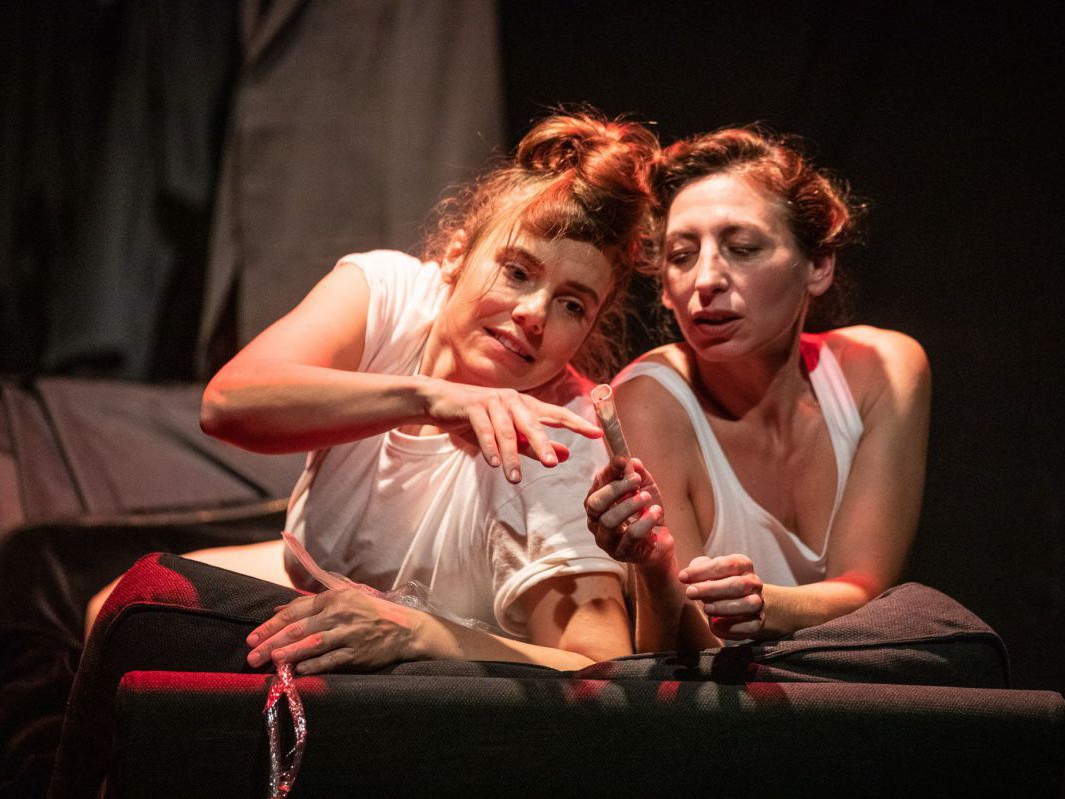 Elisabeth Veit und Anna Mendelssohn rauchen zusammen in Dorian Gray, TAG Theater Elisabeth Veit und Anna Mendelssohn rauchen zusammen in Dorian Gray, TAG Theater