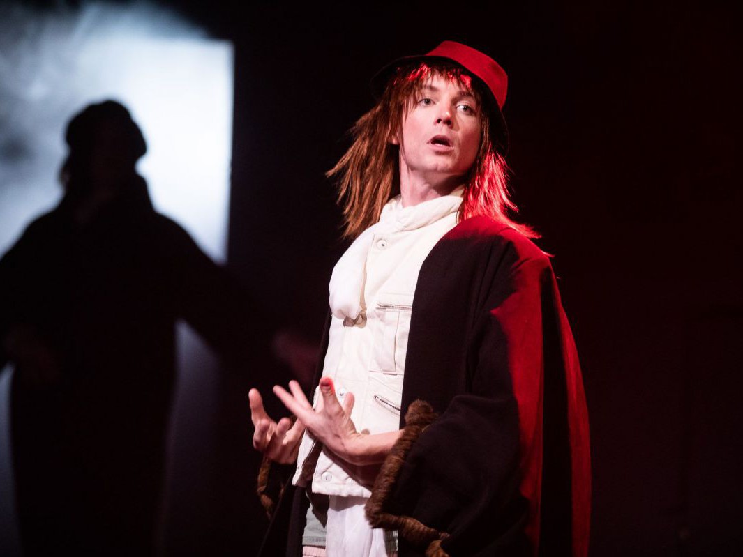 Raphael Nicholas mit Perücke in Dorian Gray, TAG Theater Raphael Nicholas mit Perücke in Dorian Gray, TAG Theater