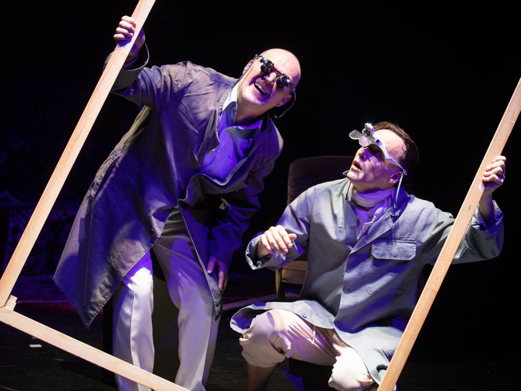 Georg Schubert und Rapahel Nicholas begutachten ein Gemälde in Dorian Gray, TAG Theater Georg Schubert und Rapahel Nicholas begutachten ein Gemälde in Dorian Gray, TAG Theater