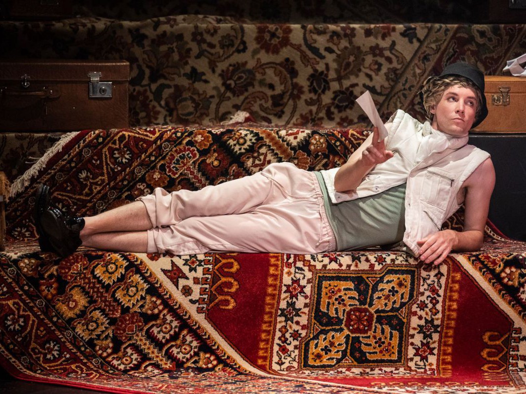Raphael Nicholas liegend auf Teppich, Dorian Gray, TAG Theater Raphael Nicholas liegend auf Teppich, Dorian Gray, TAG Theater
