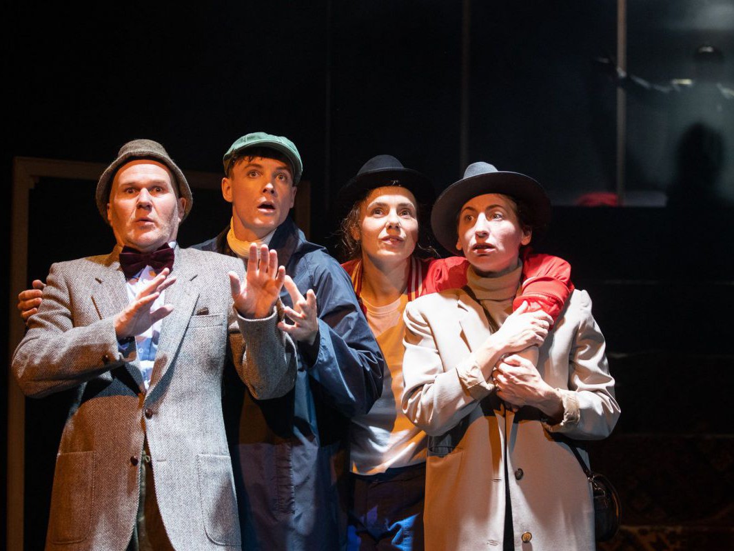 Georg Schubert, Raphael Nicholas, Elisabeth Veit und Anna Mendelssohn bei Kunstauktion in Dorian Gray, TAG Theater Georg Schubert, Raphael Nicholas, Elisabeth Veit und Anna Mendelssohn bei Kunstauktion in Dorian Gray, TAG Theater