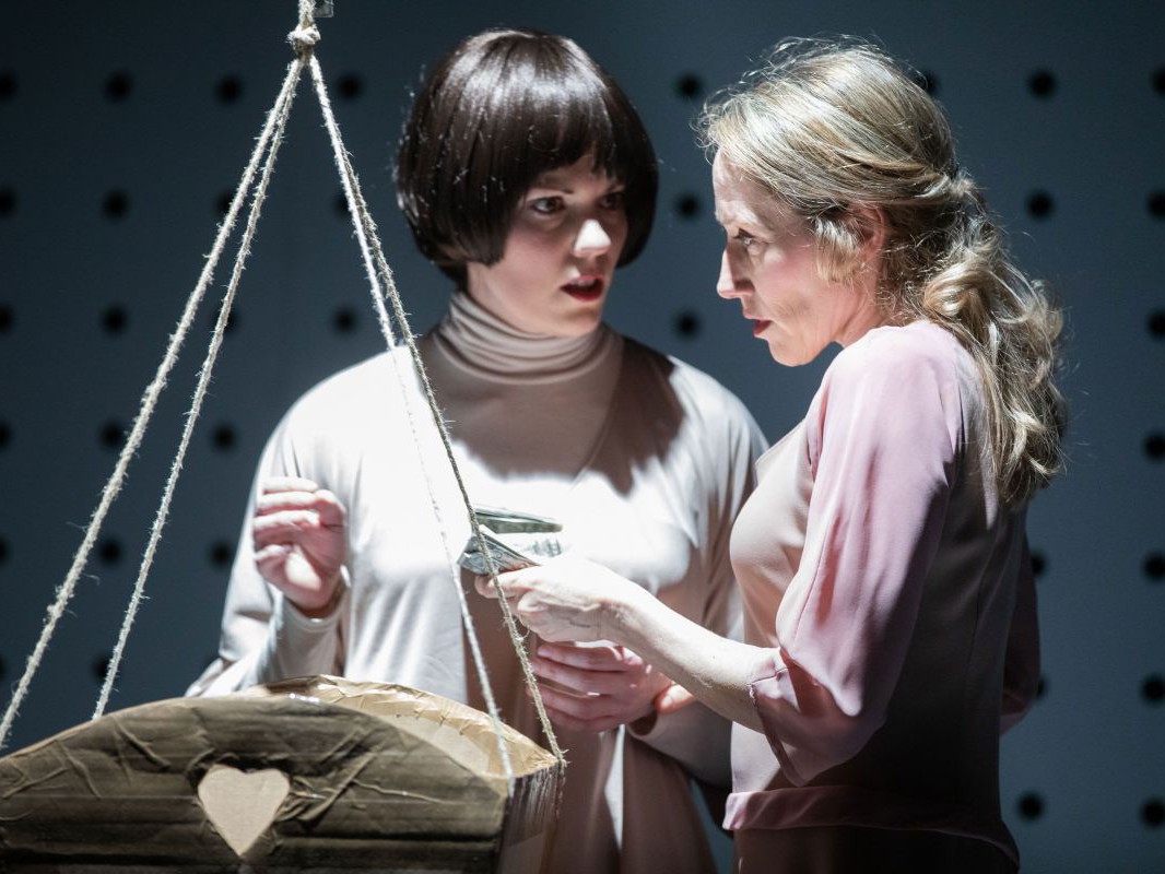 Lisa Schrammel und Michaela Kaspar mit Wiege, Die Ratten, TAG Theater Lisa Schrammel und Michaela Kaspar mit Wiege, Die Ratten, TAG Theater