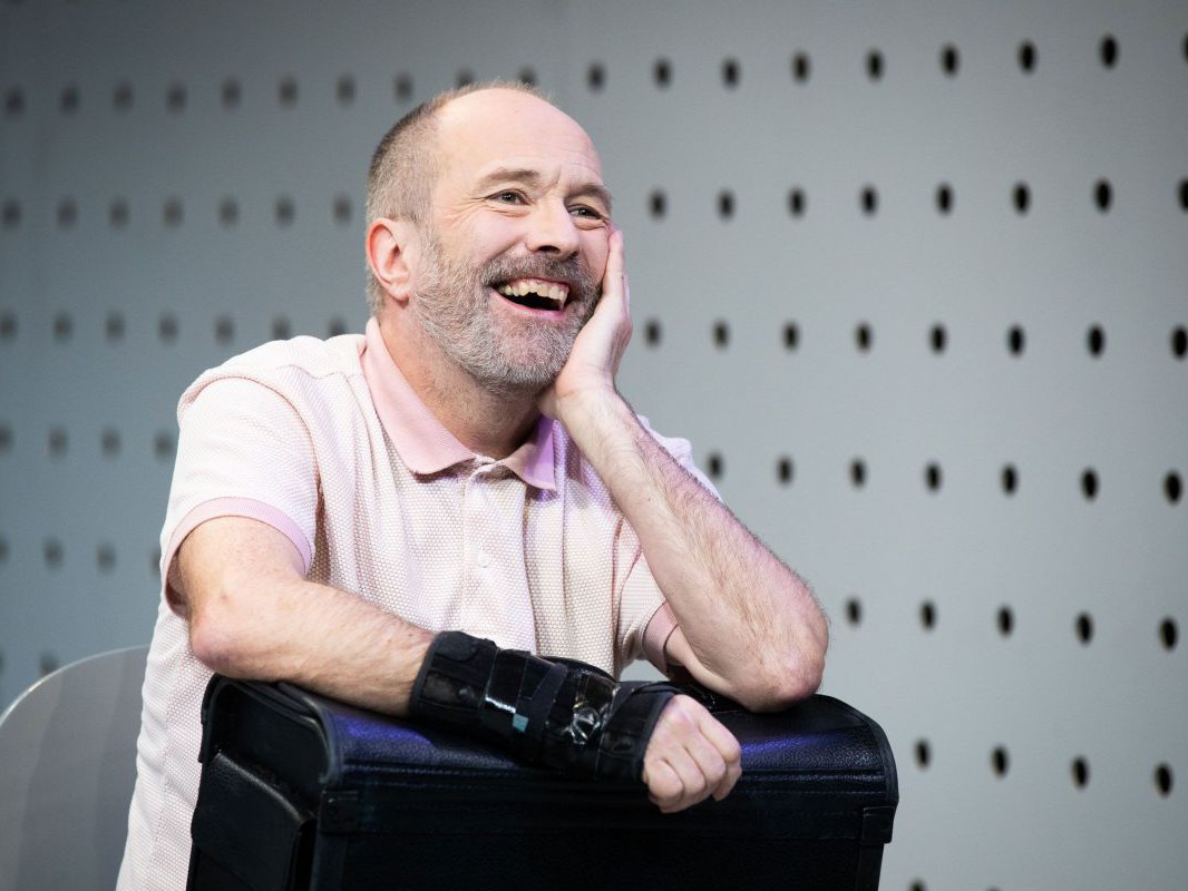 Jens Claßen mit Aktenkoffer, Die Ratten, TAG Theater Jens Claßen mit Aktenkoffer, Die Ratten, TAG Theater