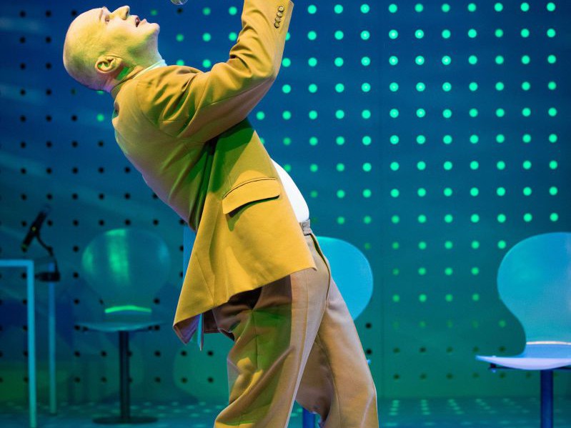 Georg Schubert singend mit Mikro, Die Ratten, TAG Theater Georg Schubert singend mit Mikro, Die Ratten, TAG Theater