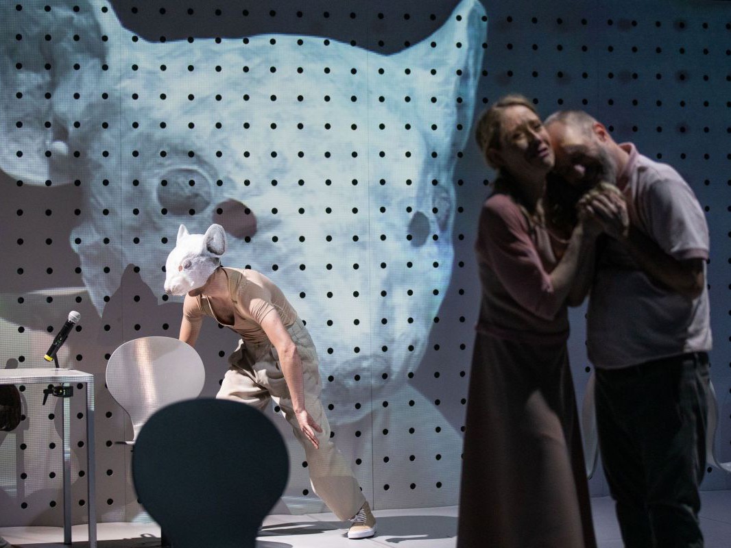 Raphael Nicholas als Ratte, Michaela Kaspar und Jens Claßen, tanzend, Die Ratten, TAG Theater Raphael Nicholas als Ratte, Michaela Kaspar und Jens Claßen, tanzend, Die Ratten, TAG Theater