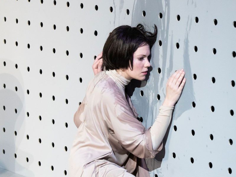 Lisa Schrammel an Wand sitzend, Die Ratten, TAG Theater Lisa Schrammel an Wand sitzend, Die Ratten, TAG Theater