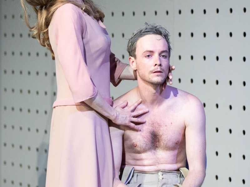 Michaela Kaspar schreiend und Raphael Nicholas sitzend, Die Ratten, TAG Theater Michaela Kaspar schreiend und Raphael Nicholas sitzend, Die Ratten, TAG Theater