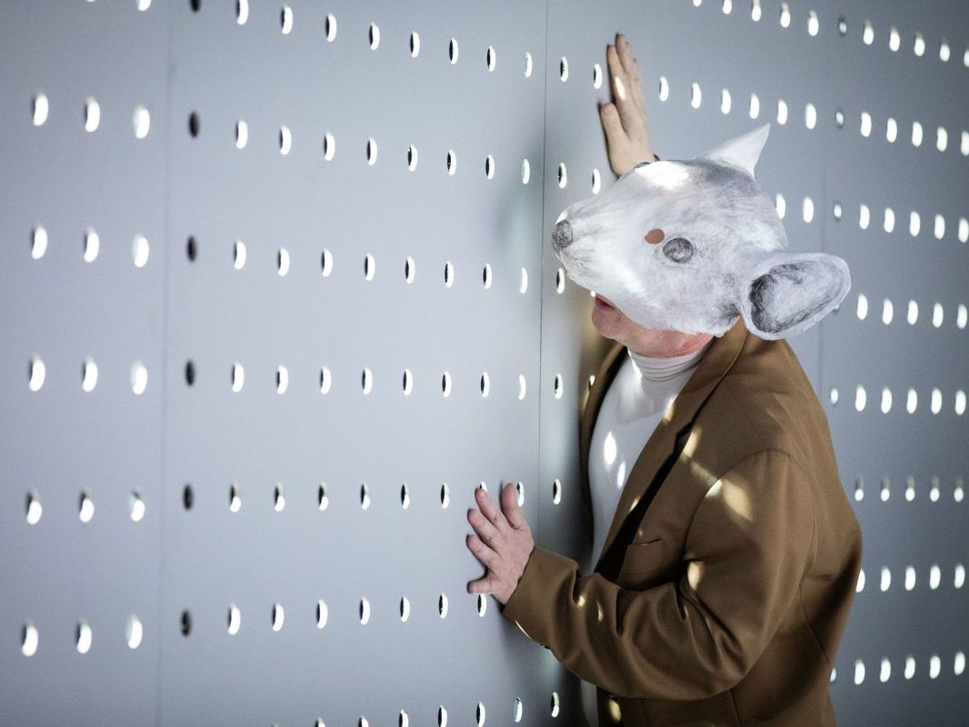 Georg Schubert mit Rattenmaske, Die Ratten, TAG Theater Georg Schubert mit Rattenmaske, Die Ratten, TAG Theater