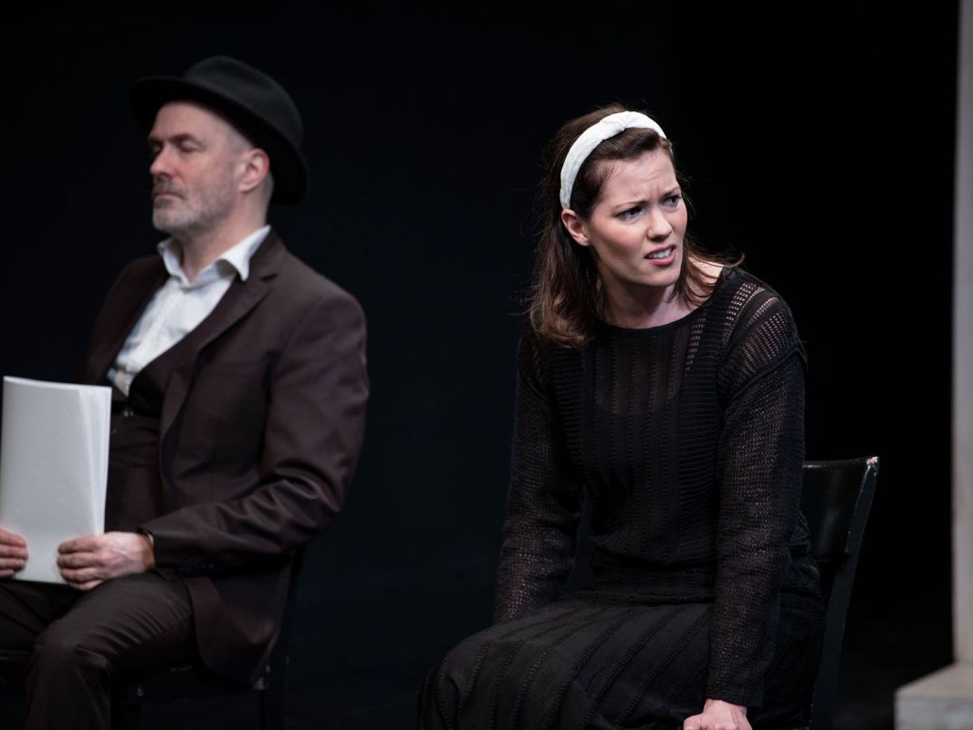 Jens Claßen mit Hut und Lisa Schrammel mit Haarband, Kirschgarten, TAG Theater Jens Claßen mit Hut und Lisa Schrammel mit Haarband, Kirschgarten, TAG Theater