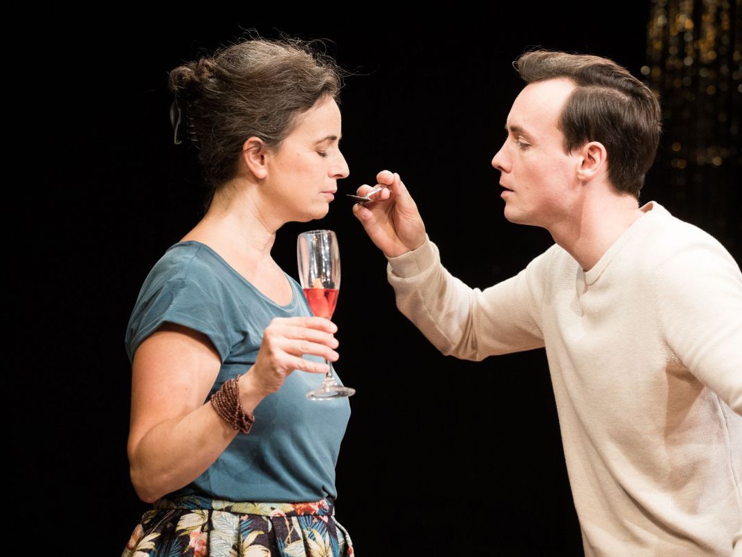 Juliette Eröd und Raphael Nicholas mit Löffel und Aperetiv, Der Untergang des österreichischen Imperiums, TAG Theater Juliette Eröd und Raphael Nicholas mit Löffel und Aperetiv, Der Untergang des österreichischen Imperiums, TAG Theater