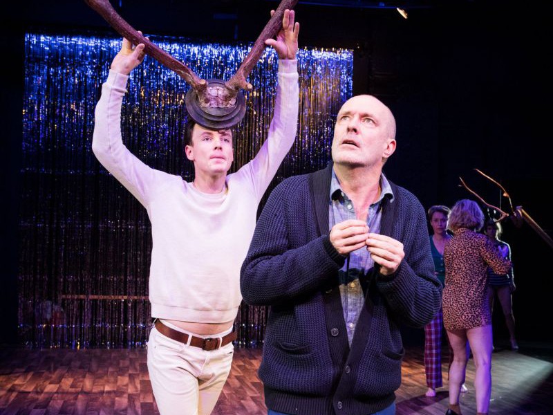 Raphael Nicholas und Jens Claßen mit Hirschgeweih, Der Untergang des österreichischen Imperiums, TAG Theater Raphael Nicholas und Jens Claßen mit Hirschgeweih, Der Untergang des österreichischen Imperiums, TAG Theater