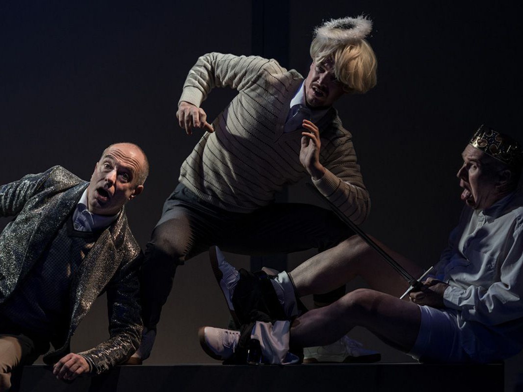 Jens Claßen, Raphael Nicholas als Engel, Georg Schubert mit Krone, Johanna, TAG Theater Jens Claßen, Raphael Nicholas als Engel, Georg Schubert mit Krone, Johanna, TAG Theater