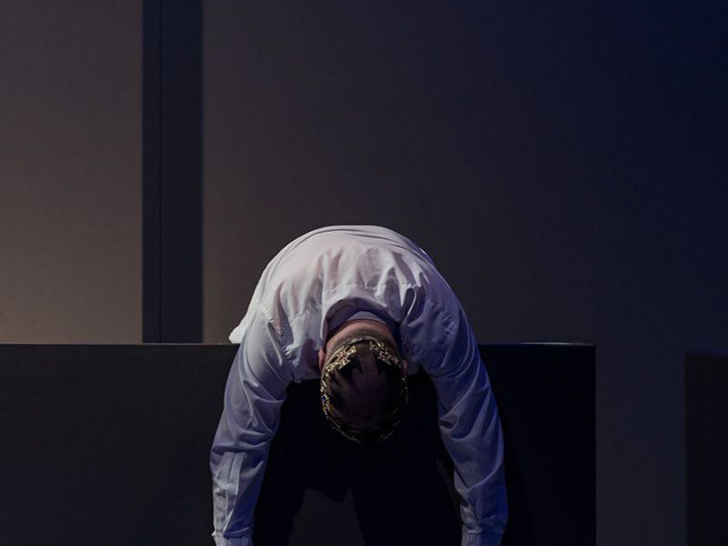 Georg Schubert mit Krone und Schwert, Johannan, TAG Theater Georg Schubert mit Krone und Schwert, Johannan, TAG Theater