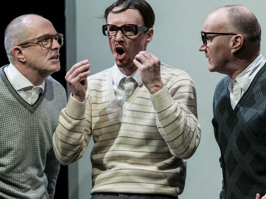 Jens Claßen, Raphael Nicholas und Georg Schubert mit Brillen, Johanna, TAG Theater Jens Claßen, Raphael Nicholas und Georg Schubert mit Brillen, Johanna, TAG Theater