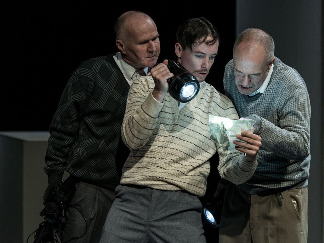 Georg Schubert, Raphael Nicholas und Jens Claßen mit Taschenlampe, Johanna, TAG Theater Georg Schubert, Raphael Nicholas und Jens Claßen mit Taschenlampe, Johanna, TAG Theater