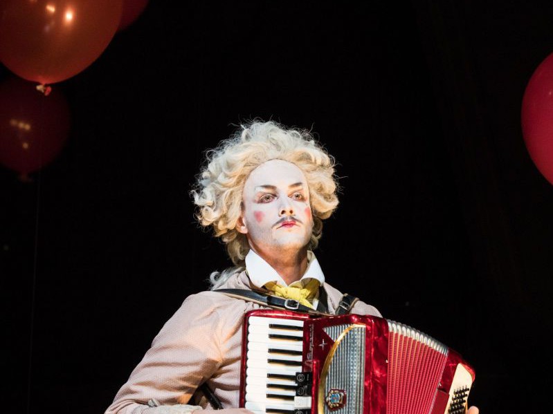 Raphael Nicholas mit Akkordeon und Luftballons Raphael Nicholas mit Akkordeon und Luftballons