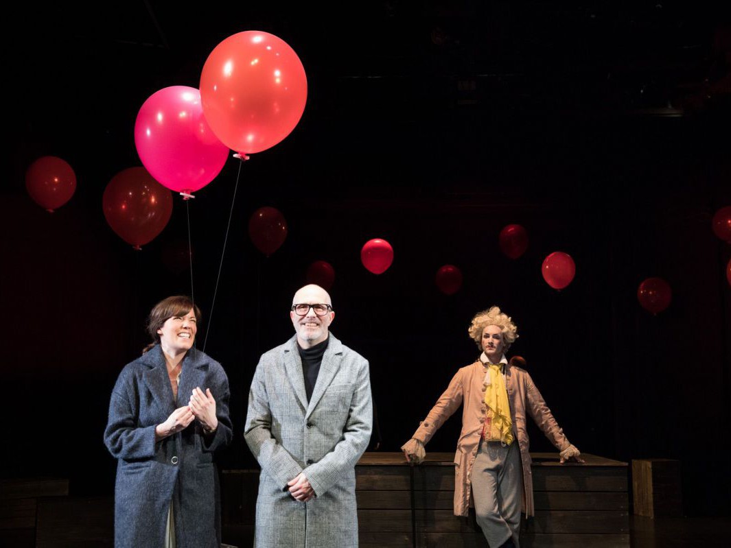 Lisa Schrammel mit Luftballons, Jens Claßen und Raphael Nicholas, Unterm Strich, TAG Theater Lisa Schrammel mit Luftballons, Jens Claßen und Raphael Nicholas, Unterm Strich, TAG Theater