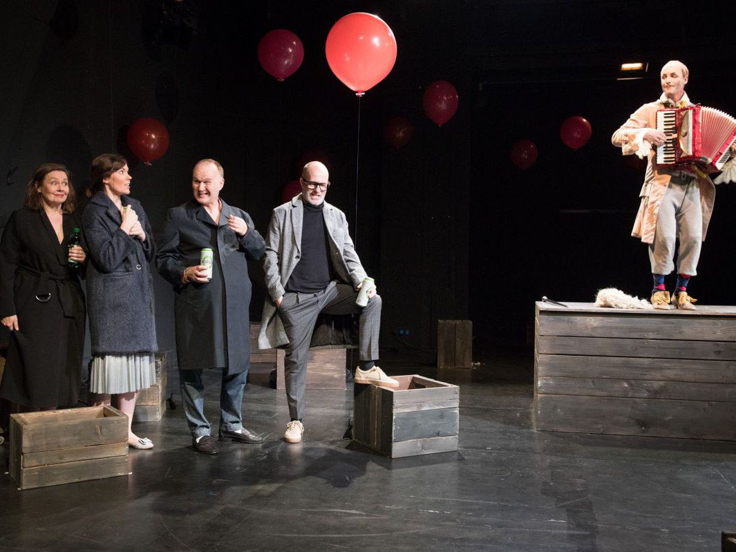 Petra Strasser, Lisa Schrammel, Georg Schubert, Jens Claßen und Raphael Nicholas mit Akkordeon, Unterm Strich, TAG Theater Petra Strasser, Lisa Schrammel, Georg Schubert, Jens Claßen und Raphael Nicholas mit Akkordeon, Unterm Strich, TAG Theater