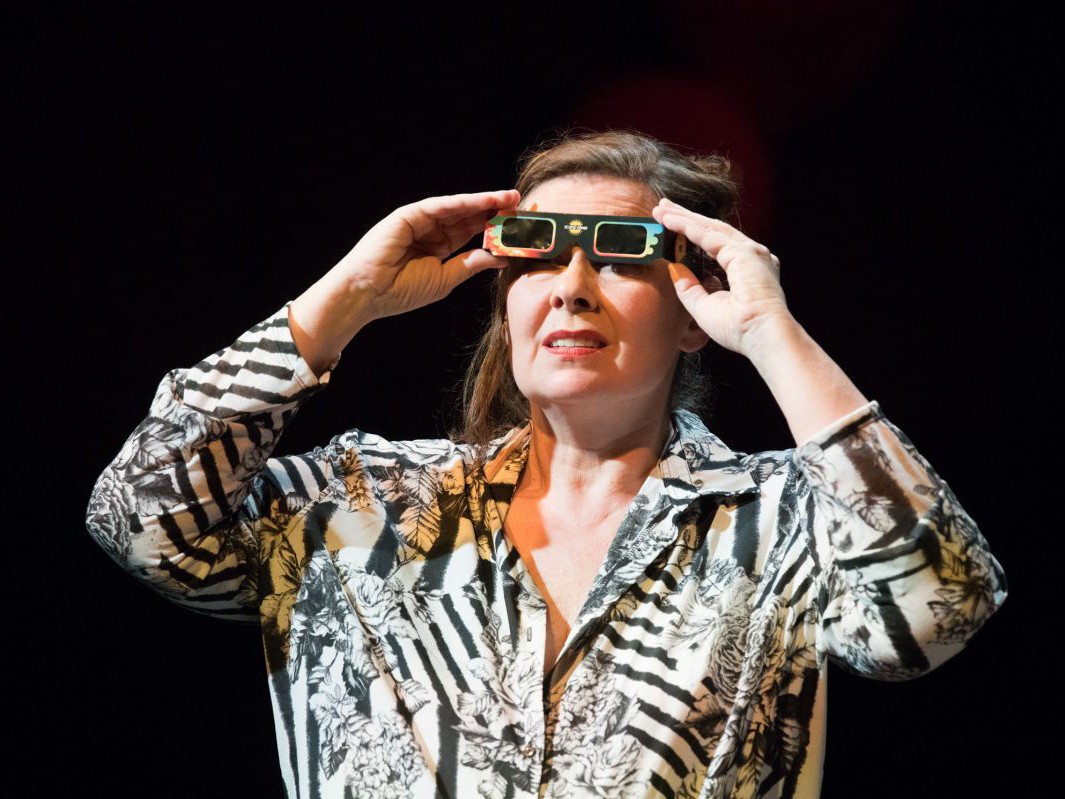 Petra Strasser mit Sonnenfinsternisbrille, Unterm Strich, TAG Theater Petra Strasser mit Sonnenfinsternisbrille, Unterm Strich, TAG Theater