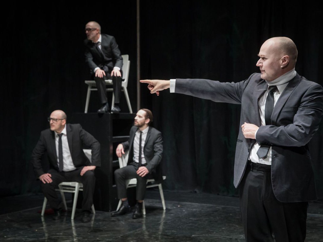 Alexander Braunshör, Jens Claßen, Sven Kaschte und Georg Schubert im Anzug, (Ein) Kätchen.Traum, TAG Theater Alexander Braunshör, Jens Claßen, Sven Kaschte und Georg Schubert im Anzug, (Ein) Kätchen.Traum, TAG Theater
