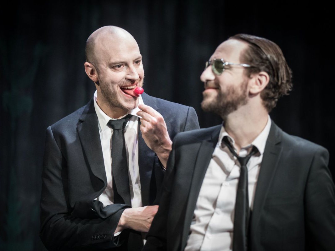 Alexander Braunshör mit Lolli und Sven Kaschte mit Sonnenbrille, (Ein) Kätchen.Traum TAG Theater Alexander Braunshör mit Lolli und Sven Kaschte mit Sonnenbrille, (Ein) Kätchen.Traum TAG Theater
