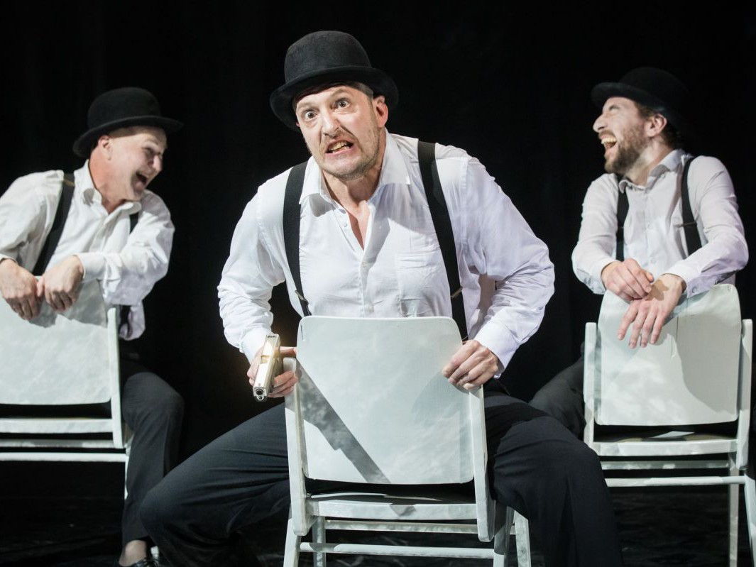 Georg Schubert, Alexander Braunshör und Sven Kaschte mit Hüten und Hosenträgern, (Ein) Kätchen.Traum, TAG Theater Georg Schubert, Alexander Braunshör und Sven Kaschte mit Hüten und Hosenträgern, (Ein) Kätchen.Traum, TAG Theater
