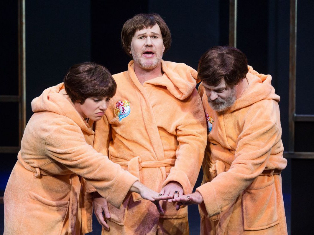 Elisabeth Veit, Georg Schubert und Jens Claßen in Bademänteln mit Perrücken, Nathan, TAG Theater Elisabeth Veit, Georg Schubert und Jens Claßen in Bademänteln mit Perrücken, Nathan, TAG Theater